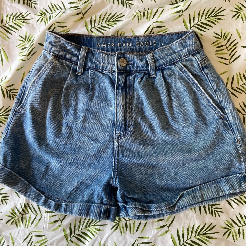Women’s American Eagle 00 Mom Jean Shorts